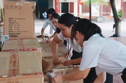 Deli Vietnam mendukung Phu Thu sekolah dasar dengan TK dari 15, 000 paket alat tulis