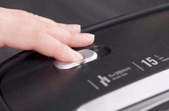 Penghancur kertas Deli E9947 01